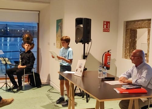 Rodrigo (nieto del autor) recita un poema durante la presentación del libro de poemas